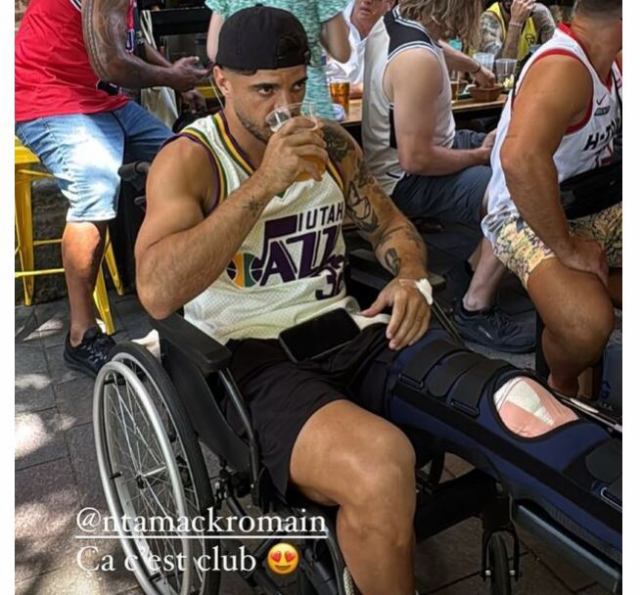 Romain Ntamack profite de la fête... quelques heures après son opération