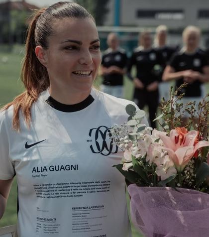 -Pour son dernier match, une internationale italienne imprime son CV sur son maillot