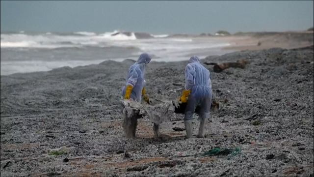 -Sri Lanka : une marée de plastique sur les plages après l'incendie d'un porte-conteneurs