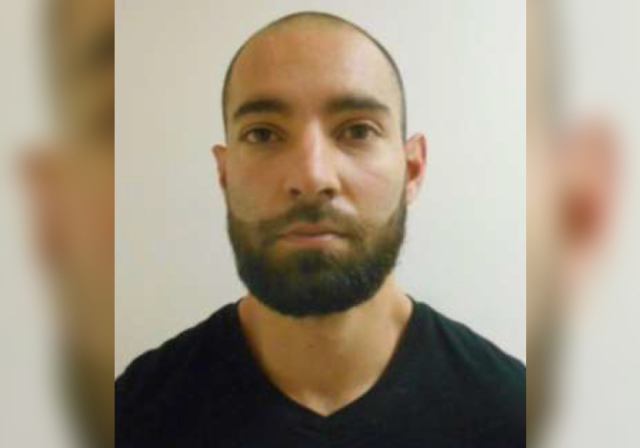 Pourquoi a-t-il fallu autant de temps pour que la photo du policier en fuite soit diffusée ?