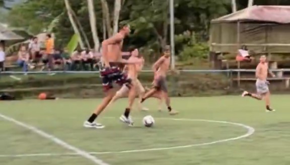 -Les images de Victor Wembanyama en plein match de foot au Costa Rica