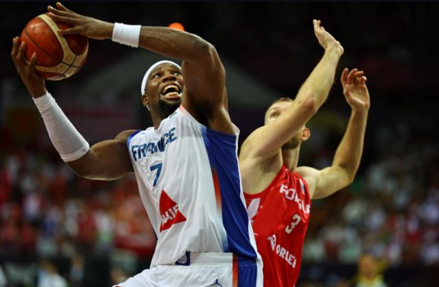 Les Bleus battent la Pologne avec panache et se qualifient pour les 8es de l'EuroBasket